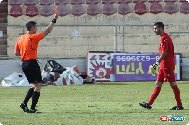 יואב שלומי מרחיק את מסלאתי מימין (שי מוגילבסקי, אתר eyoya)